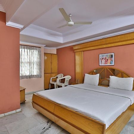 Spot On Hotel Decent Ананд Екстер'єр фото