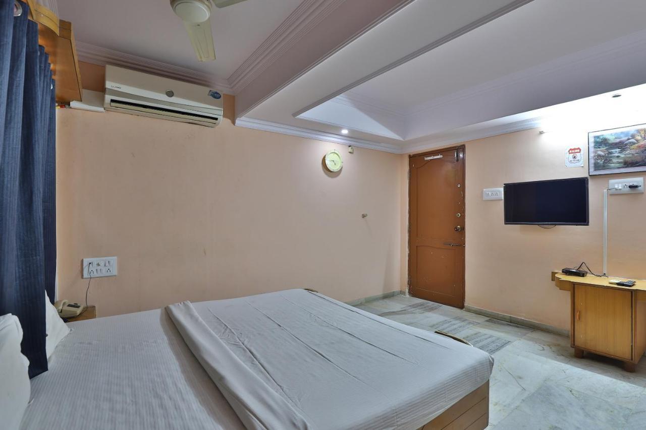 Spot On Hotel Decent Ананд Екстер'єр фото