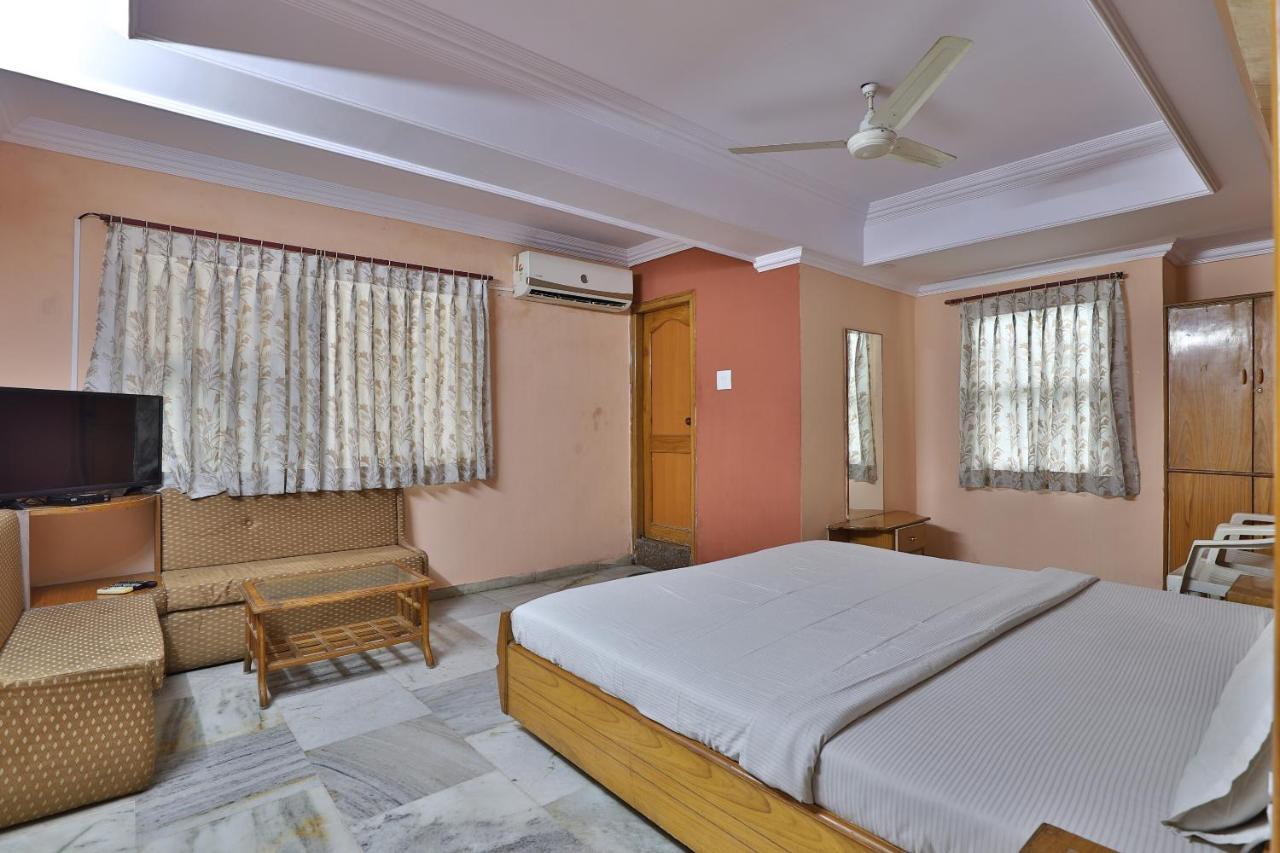 Spot On Hotel Decent Ананд Екстер'єр фото