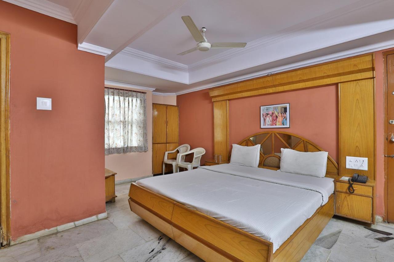 Spot On Hotel Decent Ананд Екстер'єр фото